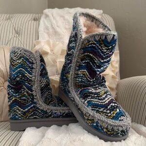 MOU 24 NEW Shearling Boot in Beautiful Blue Woven Multi Stripe Women’s Size 39/8